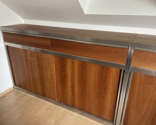 -Drempelschrank aus 1.4301 V2a gebürstet in doppelwandiger Ausführung.
-Sehr stabile Bauweise durch 21mm Seitenwangen
-Schiebetüren und integrierten Vollauszügen aus Edelstahl mit Einzugdämpfung
-Türen und Blenden mit Echtholzfurnier
-Zwischenboden höhenverstellbar und stabil, aus Edelstahl, kein durchbiegen!
-100% Made in Germany
-Sämtliche Materialien frei nach Kundenwunsch gestaltbar