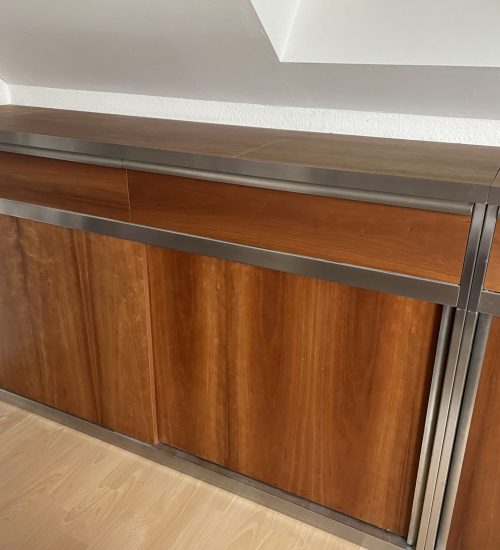 -Drempelschrank aus 1.4301 V2a gebürstet in doppelwandiger Ausführung.
-Sehr stabile Bauweise durch 21mm Seitenwangen
-Schiebetüren und integrierten Vollauszügen aus Edelstahl mit Einzugdämpfung
-Türen und Blenden mit Echtholzfurnier
-Zwischenboden höhenverstellbar und stabil, aus Edelstahl, kein durchbiegen!
-100% Made in Germany
-Sämtliche Materialien frei nach Kundenwunsch gestaltbar