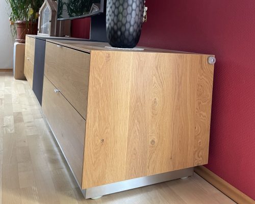 -Rollbarer Unterbaurahmen Schränke, 
-besonders für Fernsehschränke, um Kabel einfach und leicht von der Rückseite zu verlegen
-Rahmen aus stabilem Rechteckrohrrahmen 1.4301, V2a gebürstet
-Räder voll integriert und fast unsichtbar, haltbar und Stabiel aus Pevotah
-100% Made in Germany
-Sämtliche Materialien frei nach Kundenwunsch gestalltbar
-Räder werden immer nach ihren Bedüfnissen und Gewicht des Schrankes augelegt.