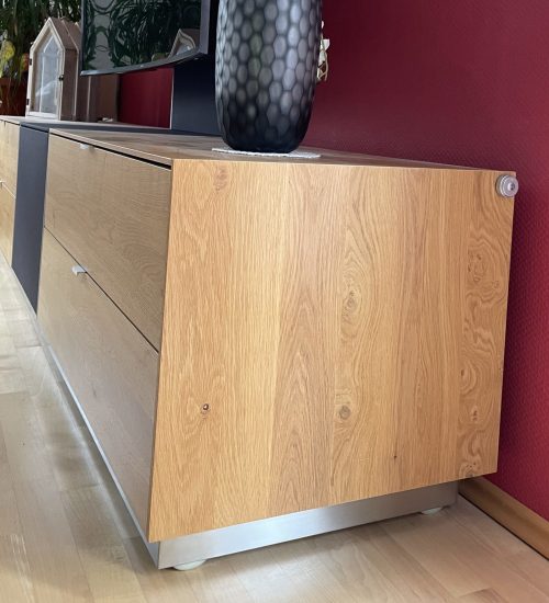 -Rollbarer Unterbaurahmen Schränke, 
-besonders für Fernsehschränke, um Kabel einfach und leicht von der Rückseite zu verlegen
-Rahmen aus stabilem Rechteckrohrrahmen 1.4301, V2a gebürstet
-Räder voll integriert und fast unsichtbar, haltbar und Stabiel aus Pevotah
-100% Made in Germany
-Sämtliche Materialien frei nach Kundenwunsch gestalltbar
-Räder werden immer nach ihren Bedüfnissen und Gewicht des Schrankes augelegt.