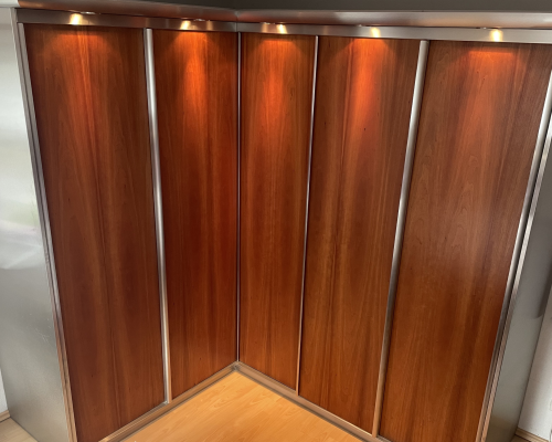 -Kleiderschrank aus 1.4301 V2a gebürstet in Doppelwandiger Ausführung.
-Sehr stabiele Bauweiße, Dank 21mm Seitenwangen
-Schiebetüren und integierten Vollauszügen aus Edelstahl mit Einzugdämpfung
-Türen mit Echtholzfurnier
-Zwischenboden höhenverstellbar und stabil, aus Edelstahl, kein durchbiegen!
-100% Made in Germany
-Sämtliche Materialien frei nach Kundenwunsch gestalltbar